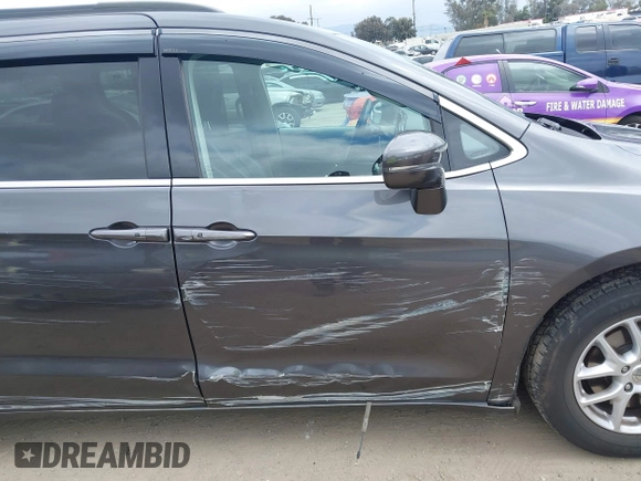2022 Chrysler Pacifica Touring L z VIN 2C4RC1BG0NR134194, wystawiony jako IAAI lot #42082795 z przebiegiem 98 845 mil mil oraz . Historia ofert i sprzedaży dostępna na DreamBid. Obrazek 6.