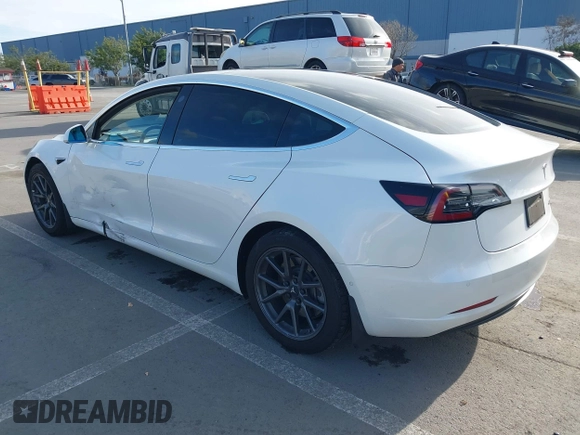 2019 Tesla Model 3 Mid Range z VIN 5YJ3E1EA0KF322776, wystawiony jako IAAI lot #41703368 z przebiegiem 131 264 mil mil oraz . Historia ofert i sprzedaży dostępna na DreamBid. Obrazek 3.