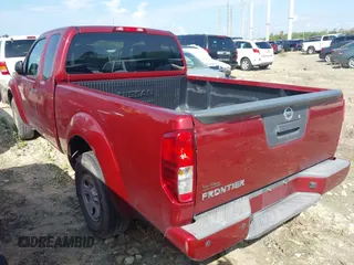 2017 Nissan Frontier S z VIN 1N6BD0CT1HN743460, wystawiony jako IAAI lot #42205104 z przebiegiem 139 333 mil mil oraz . Historia ofert i sprzedaży dostępna na DreamBid. Obrazek 3.