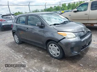 2008 Scion xD z VIN JTKKU10468J021813, wystawiony jako IAAI lot #42198994 z przebiegiem 185 148 mil mil oraz . Historia ofert i sprzedaży dostępna na DreamBid. Obrazek 1.