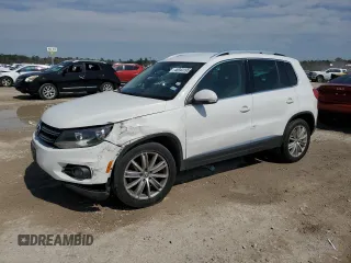 2012 Volkswagen Tiguan SE z VIN WVGAV7AX1CW526645, wystawiony jako Copart lot #46944195 z przebiegiem 87 811 mil mil oraz Szkody całkowita. Historia ofert i sprzedaży dostępna na DreamBid. Obrazek 1.