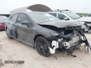 2025 Toyota Camry LE z VIN 4T1DAACK8SU073156, wystawiony jako IAAI lot #41964628 z przebiegiem 9 193 mil mil oraz . Historia ofert i sprzedaży dostępna na DreamBid. Obrazek 1.