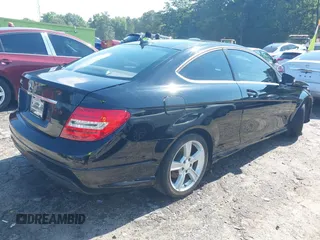 2013 Mercedes-Benz C 250 z VIN WDDGJ4HB7DG012481, wystawiony jako IAAI lot #39663837 z przebiegiem 145 884 mil mil oraz . Historia ofert i sprzedaży dostępna na DreamBid. Obrazek 4.