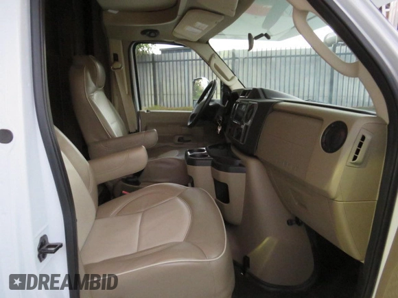 2019 Ford Econoline Commercial z VIN 1FDXE4FS4KDC17963, wystawiony jako Copart lot #73017714 z przebiegiem 13 553 mil mil oraz Szkoda całkowita • Salvage title. Historia ofert i sprzedaży dostępna na DreamBid. Obrazek 5.