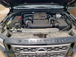2024 Nissan Frontier Pro-X z VIN 1N6ED1EJ5RN669959, wystawiony jako Copart lot #58217315 z przebiegiem 3 828 mil mil oraz Szkoda całkowita • Salvage title. Historia ofert i sprzedaży dostępna na DreamBid. Obrazek 11.