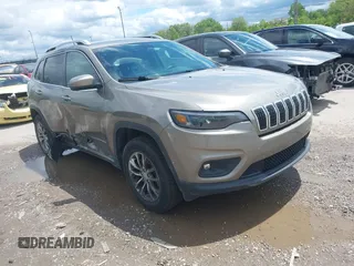 2020 Jeep Cherokee Latitude Plus z VIN 1C4PJMLB1LD569548, wystawiony jako IAAI lot #42330117 z przebiegiem 37 897 mil mil oraz . Historia ofert i sprzedaży dostępna na DreamBid. Obrazek 1.