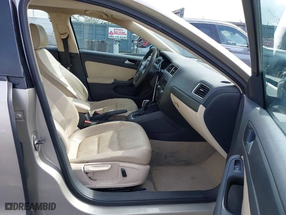 2014 Volkswagen Jetta Sedan SE w/Connectivity with VIN 3VWD17AJ9EM247789, listed as a IAAI auction lot 41934417 with 190,975 mi miles. Bid and sale history available at carsss.com. Image 5.
