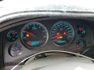 2008 Chevrolet Suburban 2LT with VIN 3GNFK16318G134655, listed as a Copart auction lot 52225855 with 298,925 mi miles and Salvage Title. Bid and sale history available at DreamBid. Image 9.