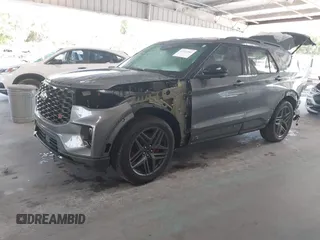 2025 Ford Explorer ST z VIN 1FMWK8GC1SGB17160, wystawiony jako IAAI lot #42226941 z przebiegiem 7 462 mil mil oraz . Historia ofert i sprzedaży dostępna na DreamBid. Obrazek 2.
