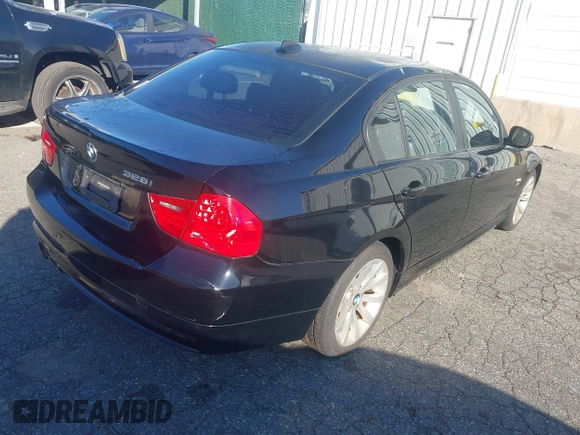 2011 BMW 3 Series 328i xDrive with VIN WBAPK7G52BNN78753, listed as a IAAI auction lot 41775527 with 89,309 mi miles. Bid and sale history available at carsss.com. Image 4.