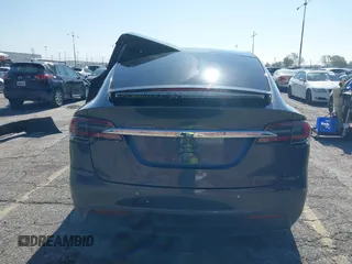 2016 Tesla Model X 70D z VIN 5YJXCAE25GF018477, wystawiony jako IAAI lot #42208404 z przebiegiem 99 380 mil mil oraz . Historia ofert i sprzedaży dostępna na DreamBid. Obrazek 16.