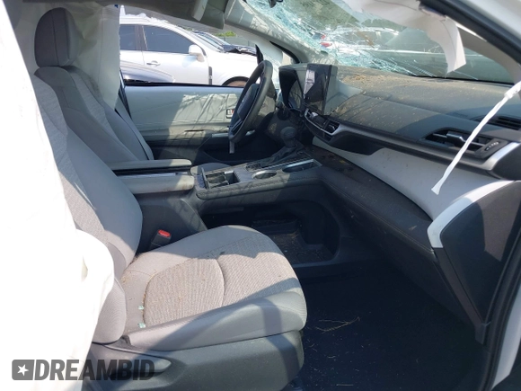 2025 Toyota Sienna LE z VIN 5TDKRKEC8SS245934, wystawiony jako IAAI lot #42274195 z przebiegiem 4 933 mil mil oraz . Historia ofert i sprzedaży dostępna na DreamBid. Obrazek 5.