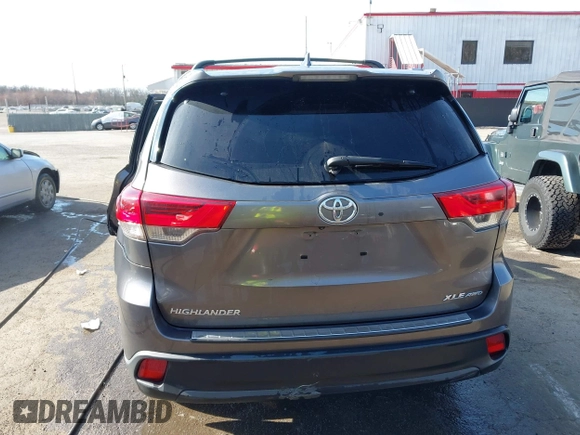 2018 Toyota Highlander SE z VIN 5TDJZRFH0JS549854, wystawiony jako IAAI lot #41771573 z przebiegiem 101 553 mil mil oraz . Historia ofert i sprzedaży dostępna na DreamBid. Obrazek 16.