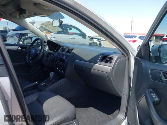 2015 Volkswagen Jetta SE z VIN 3VWD17AJ4FM336834, wystawiony jako IAAI lot #41953192 z przebiegiem 40 893 mil mil oraz . Historia ofert i sprzedaży dostępna na DreamBid. Obrazek 5.