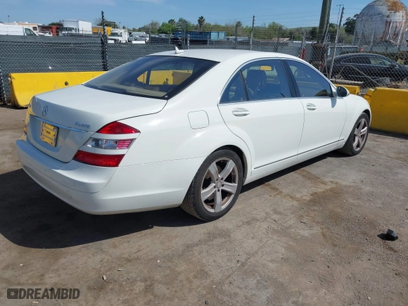 2009 Mercedes-Benz S-Class 5.5L V8 with VIN WDDNG86X29A242256, listed as a IAAI auction lot 42008977 with 195,004 mi miles. Bid and sale history available at carsss.com. Image 4.