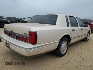 1996 Lincoln Town Car Cartier z VIN 1LNLM83W8TY734774, wystawiony jako Copart lot #52219725 z przebiegiem 128 444 mil mil oraz Tytuł czysty. Historia ofert i sprzedaży dostępna na DreamBid. Obrazek 3.