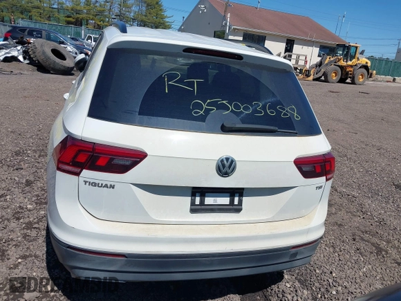 2018 Volkswagen Tiguan S z VIN 3VV1B7AX5JM043090, wystawiony jako IAAI lot #41998165 z przebiegiem Nie podano mil oraz . Historia ofert i sprzedaży dostępna na DreamBid. Obrazek 15.