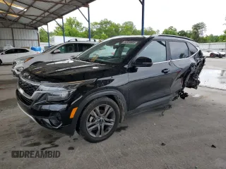 2023 Kia Seltos S z VIN KNDEU2AA4P7395539, wystawiony jako Copart lot #58939885 z przebiegiem 131 324 mil mil oraz Szkoda całkowita • Salvage title. Historia ofert i sprzedaży dostępna na DreamBid. Obrazek 1.