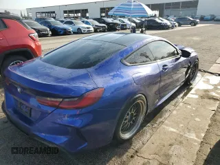 2020 BMW M8 z VIN WBSAE0C08LCD77532, wystawiony jako Copart lot #51166005 z przebiegiem 23 661 mil mil oraz Tytuł czysty. Historia ofert i sprzedaży dostępna na DreamBid. Obrazek 3.