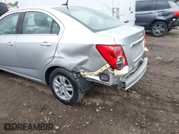 2014 Chevrolet Sonic LT z VIN 1G1JC5SH7E4131057, wystawiony jako IAAI lot #42468937 z przebiegiem 33 958 mil mil oraz . Historia ofert i sprzedaży dostępna na DreamBid. Obrazek 6.