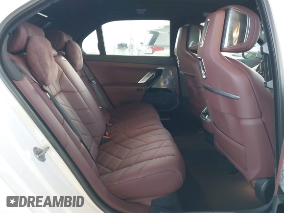 2023 BMW i7 xDrive60 z VIN WBY53EJ06PCN64039, wystawiony jako IAAI lot #40752159 z przebiegiem 8837 mil mil oraz . Historia ofert i sprzedaży dostępna na DreamBid. Obrazek 8.