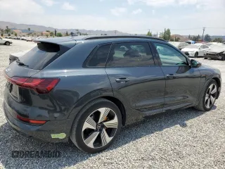 2023 Audi e-tron Premium Plus z VIN WA1LAAGE8PB024508, wystawiony jako Copart lot #62882574 z przebiegiem 20 633 mil mil oraz Szkoda całkowita • Salvage title. Historia ofert i sprzedaży dostępna na DreamBid. Obrazek 3.