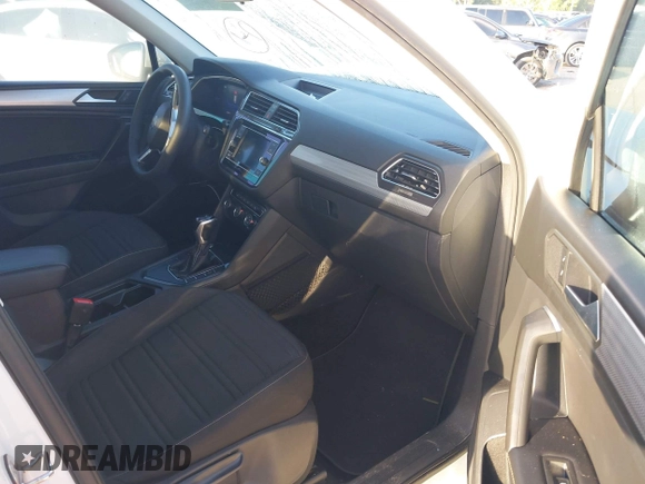 2022 Volkswagen Tiguan S z VIN 3VV1B7AX0NM126321, wystawiony jako IAAI lot #41939646 z przebiegiem 62 309 mil mil oraz . Historia ofert i sprzedaży dostępna na DreamBid. Obrazek 5.