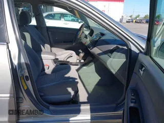 2005 Toyota Camry LE z VIN 4T1BE30K65U543152, wystawiony jako IAAI lot #42183864 z przebiegiem 228 285 mil mil oraz . Historia ofert i sprzedaży dostępna na DreamBid. Obrazek 5.