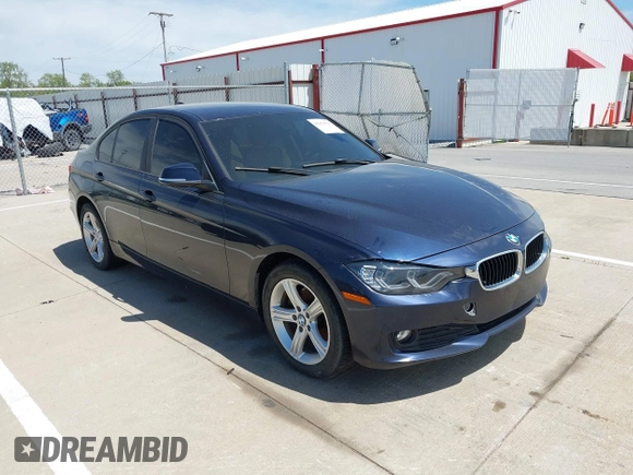 2013 BMW 3 Series 320i xDrive z VIN WBA3C3C54DF981821, wystawiony jako IAAI lot #42252523 z przebiegiem 109 260 mil mil oraz . Historia ofert i sprzedaży dostępna na DreamBid. Obrazek 1.