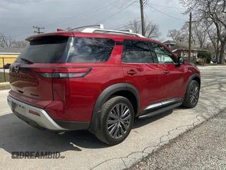 2023 Nissan Pathfinder Platinum z VIN 5N1DR3DH1PC265961, wystawiony jako Copart lot #50937965 z przebiegiem 20 268 mil mil oraz Czysty tytuł • Clean title. Historia ofert i sprzedaży dostępna na DreamBid. Obrazek 4.