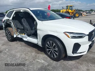 2025 Volvo XC60 Plus z VIN YV4M12RC1S1116731, wystawiony jako IAAI lot #41909348 z przebiegiem 1 923 mil mil oraz . Historia ofert i sprzedaży dostępna na DreamBid. Obrazek 1.