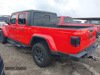 2023 Jeep Gladiator Sport S z VIN 1C6HJTAG4PL544871, wystawiony jako IAAI lot #42382428 z przebiegiem 33 453 mil mil oraz . Historia ofert i sprzedaży dostępna na DreamBid. Obrazek 3.