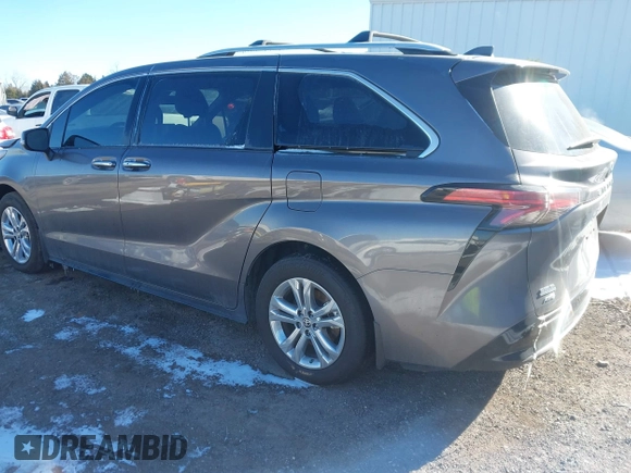 2024 Toyota Sienna Platinum z VIN 5TDESKFC6RS124975, wystawiony jako IAAI lot #41476741 z przebiegiem 15 603 mil mil oraz . Historia ofert i sprzedaży dostępna na DreamBid. Obrazek 3.