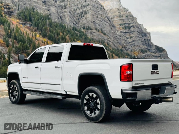 2018 GMC Sierra 2500HD SLT with VIN 1GT12TEY8JF232441, listed as a Copart auction lot 80102474 with 116,458 mi miles and Salvage Title. Bid and sale history available at carsss.com. Image 3.