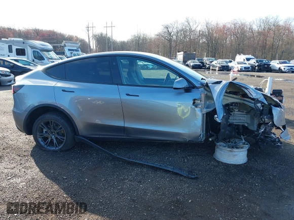 2024 Tesla Model Y Long Range z VIN 7SAYGDEE7RA300756, wystawiony jako IAAI lot #41922910 z przebiegiem 4 262 mil mil oraz . Historia ofert i sprzedaży dostępna na DreamBid. Obrazek 20.