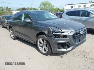 2019 Audi Q8 Premium Plus z VIN WA1BVAF10KD008895, wystawiony jako IAAI lot #42219827 z przebiegiem 121 368 mil mil oraz . Historia ofert i sprzedaży dostępna na DreamBid. Obrazek 1.