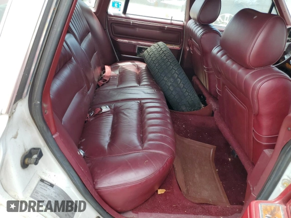 1989 Lincoln Town Car z VIN 1LNBM81F1KY658361, wystawiony jako Copart lot #58558244 z przebiegiem 85 349 mil mil oraz Nie do naprawy • Non repairable. Historia ofert i sprzedaży dostępna na DreamBid. Obrazek 10.