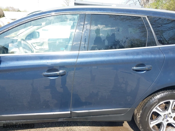 2013 Volvo XC60 T6 with VIN YV4902DZ9D2441547, listed as a IAAI auction lot 42028493 with 106,212 mi miles. Bid and sale history available at carsss.com. Image 14.
