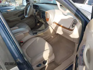 1998 Ford Expedition XLT with VIN 1FMRU17L5WLA66306, listed as a IAAI auction lot 41145712 with 93,966 mi miles. Bid and sale history available at carsss.com. Image 5.