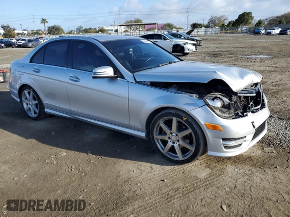 2014 Mercedes-Benz C 250 Sport z VIN WDDGF4HB6EA956715, wystawiony jako Copart lot #49494805 z przebiegiem 71 034 mil mil oraz Szkoda całkowita • Salvage title. Historia ofert i sprzedaży dostępna na DreamBid. Obrazek 4.