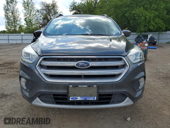 2017 Ford Escape SE z VIN 1FMCU0GD5HUA67154, wystawiony jako Copart lot #58474105 z przebiegiem 129 896 mil mil oraz Czysty tytuł • Clean title. Historia ofert i sprzedaży dostępna na DreamBid. Obrazek 5.