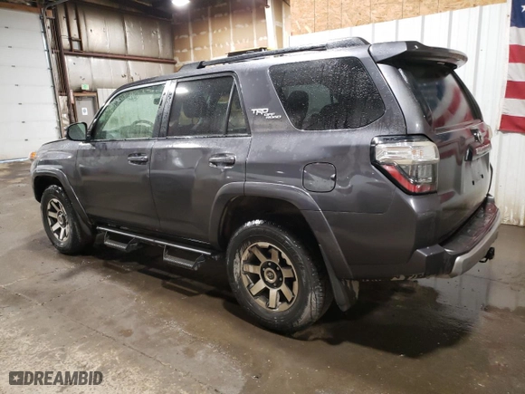 2020 Toyota 4Runner SR5 with VIN JTEBU5JR0L5769530, listed as a Copart auction lot 48219575 with 33,805 mi miles and Salvage Title. Bid and sale history available at carsss.com. Image 2.