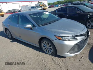 2019 Toyota Camry LE z VIN 4T1B11HK7KU756675, wystawiony jako IAAI lot #42063923 z przebiegiem 132 312 mil mil oraz . Historia ofert i sprzedaży dostępna na DreamBid. Obrazek 1.