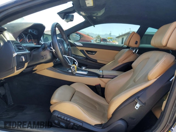 2015 BMW M6 z VIN WBSLX9C58FD160609, wystawiony jako Copart lot #56992535 z przebiegiem 52 324 mil mil oraz Tytuł czysty. Historia ofert i sprzedaży dostępna na DreamBid. Obrazek 7.