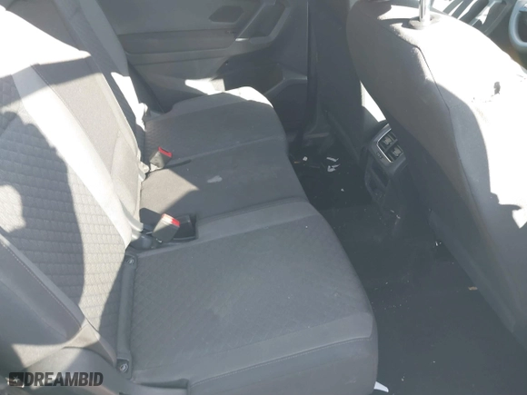 2018 Volkswagen Tiguan S with VIN 3VV1B7AX1JM015870, listed as a IAAI auction lot 41632032 with 82,578 mi miles. Bid and sale history available at carsss.com. Image 8.