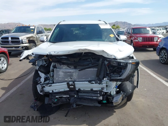 2025 GMC Acadia FWD Denali z VIN 1GKENLRS3SJ214267, wystawiony jako IAAI lot #42290521 z przebiegiem Nie podano mil oraz . Historia ofert i sprzedaży dostępna na DreamBid. Obrazek 13.