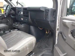 2012 Chevrolet Express Cargo z VIN 1GCSGAFX4C1176269, wystawiony jako IAAI lot #42236598 z przebiegiem 251 408 mil mil oraz . Historia ofert i sprzedaży dostępna na DreamBid. Obrazek 5.