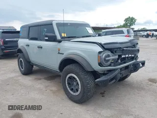 2022 Ford Bronco z VIN 1FMEE5DP3NLB31811, wystawiony jako IAAI lot #42303650 z przebiegiem 43 636 mil mil oraz . Historia ofert i sprzedaży dostępna na DreamBid. Obrazek 1.