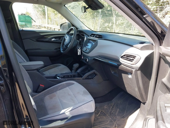 2021 Chevrolet TrailBlazer LS with VIN KL79MMS25MB117288, listed as a IAAI auction lot 41722401 with 39,046 mi miles. Bid and sale history available at carsss.com. Image 5.