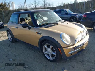 2003 MINI Hardtop z VIN WMWRC33483TJ50761, wystawiony jako IAAI lot #41679849 z przebiegiem 166 336 mil mil oraz . Historia ofert i sprzedaży dostępna na DreamBid. Obrazek 1.